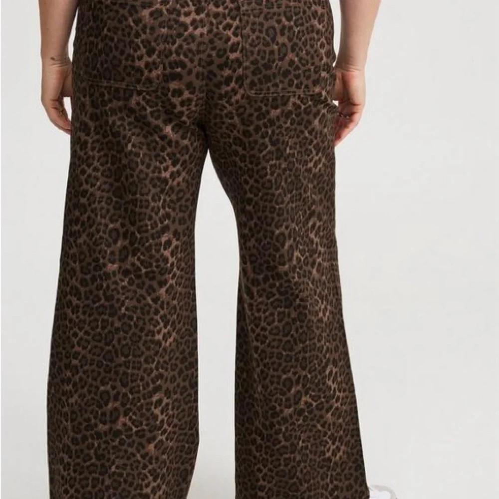 Torrid Wide high rise stretch Leg Jeans Leopard 12 tall - Picture 2 of 2